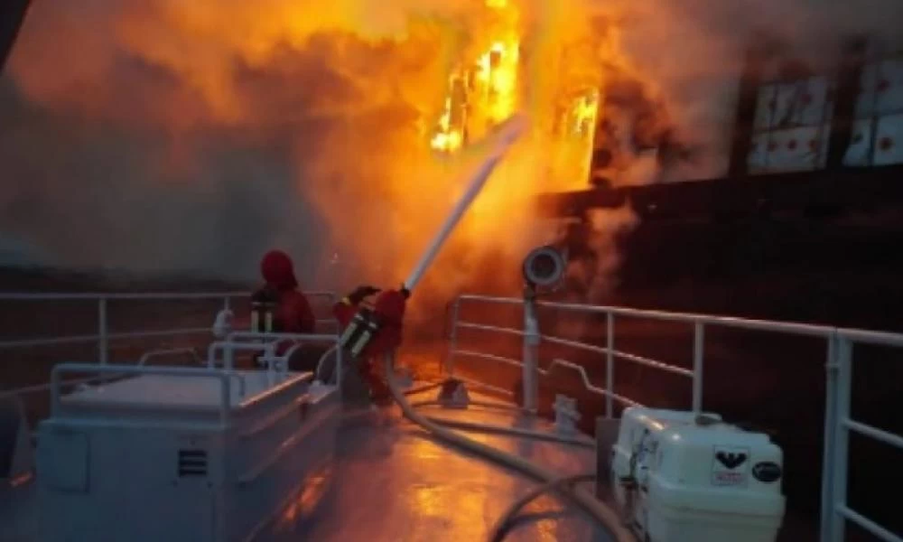 Σουηδία: Πλοίο που μετέφερε ξύλα καίγεται επί 5 μέρες στη θάλασσα